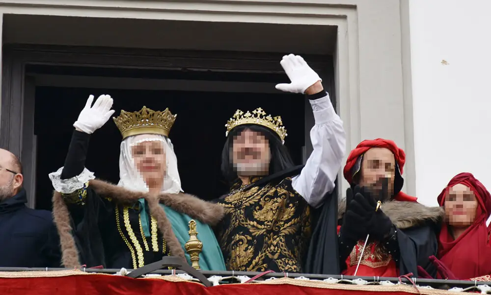 Los reyes católicos de "Baza ¿Qué?" demostrando para qué sirven las réplicas históricas.