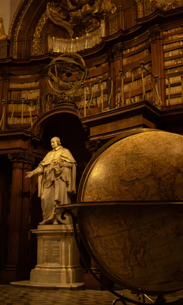 Biblioteca antigua que sugiere el legado cultural a través de los siglos, un ejemplo de para qué sirven las réplicas históricas.