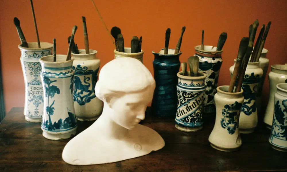 Réplica histórica de un pequeño busto.